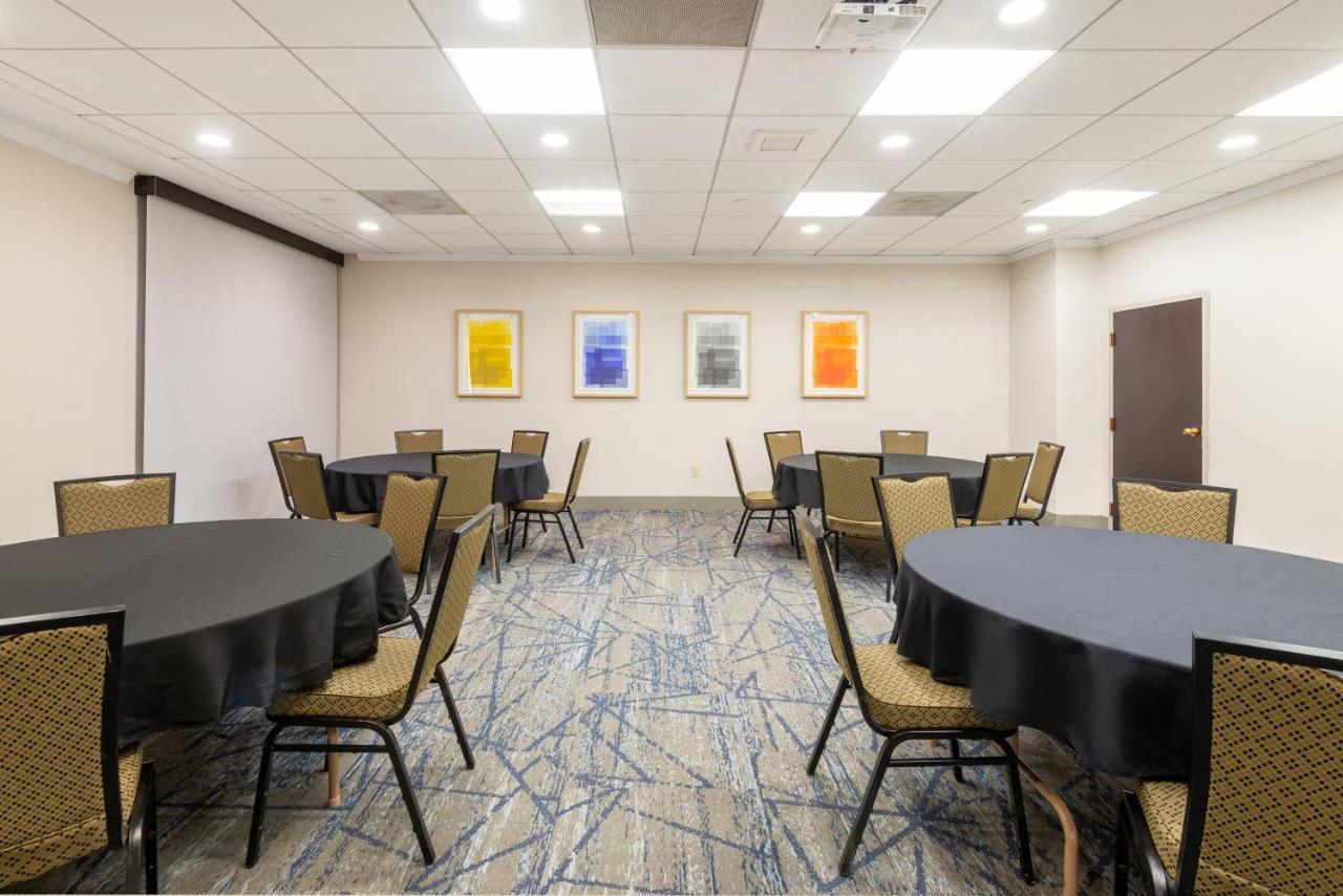 Express Philadelphia Ne-bensalem By Ihg Bensalem